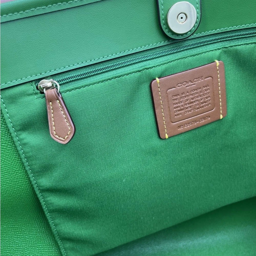 NWT Coach City Tote Bag In Signature Canvas W/ Coach Graphic CBI79 Chalk/Kelly - Picture 9 of 15